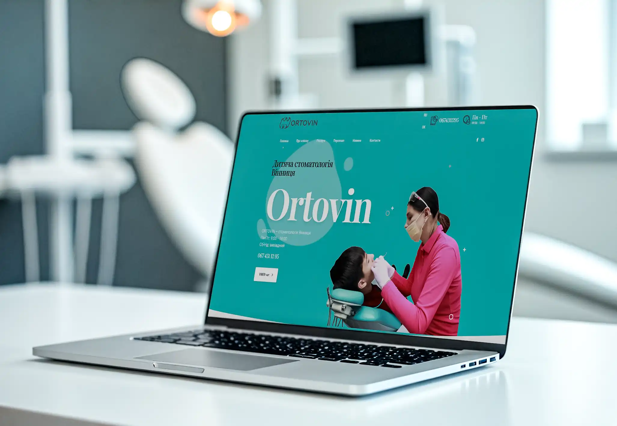 http://laptop%20on%20the%20table%20with%20dental%20clinic%20website%20design